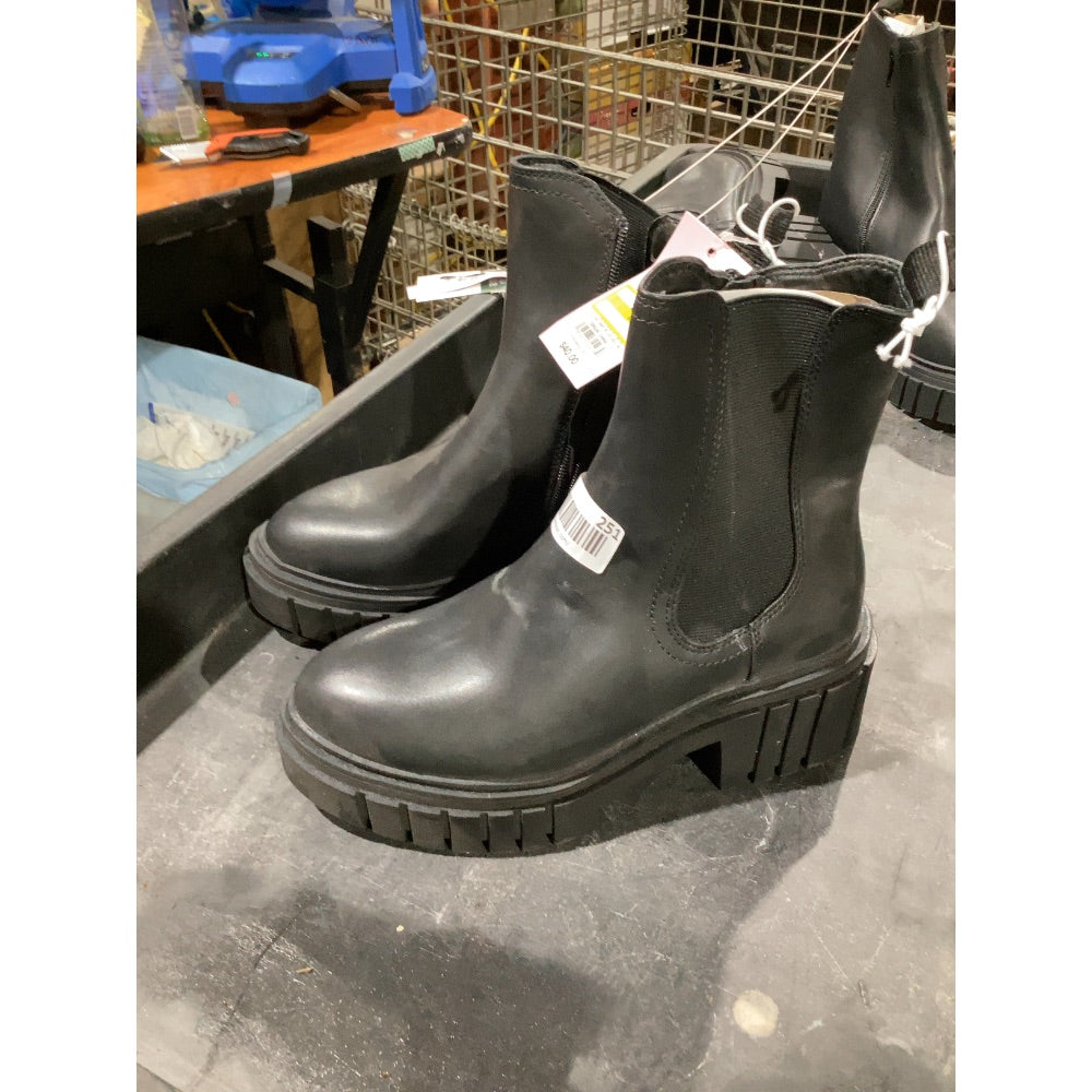 Lot # 251 Wild Fable Chelsea Boots $28.00