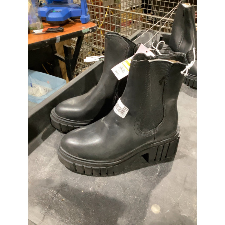 Lot # 251 Wild Fable Chelsea Boots $28.00