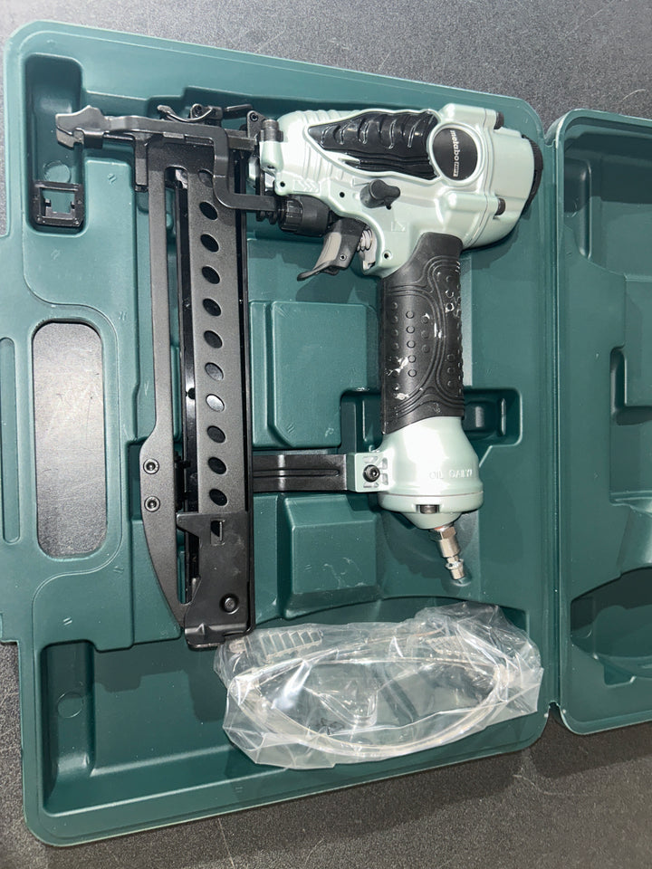 Grapadora neumática Metabo HPT calibre 18 de 1/4 pulg. con corona estrecha (USADA)