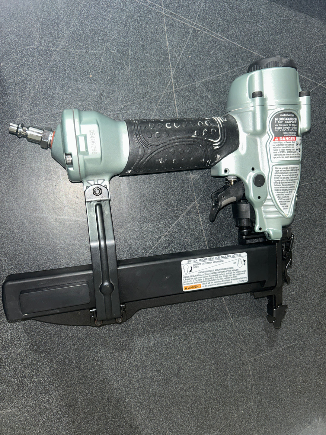 Grapadora neumática Metabo HPT calibre 18 de 1/4 pulg. con corona estrecha (USADA)