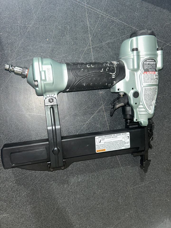 Grapadora neumática Metabo HPT calibre 18 de 1/4 pulg. con corona estrecha (USADA)