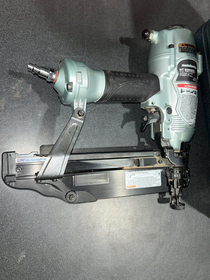 Metabo HPT 2-1/2-in 16-Gauge Pneumatic Straight Finish Nailer (USED)