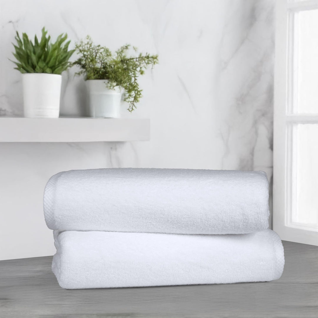 Lot # 1371 Amazon Basics 2-Pc Oversize Bath Towel White