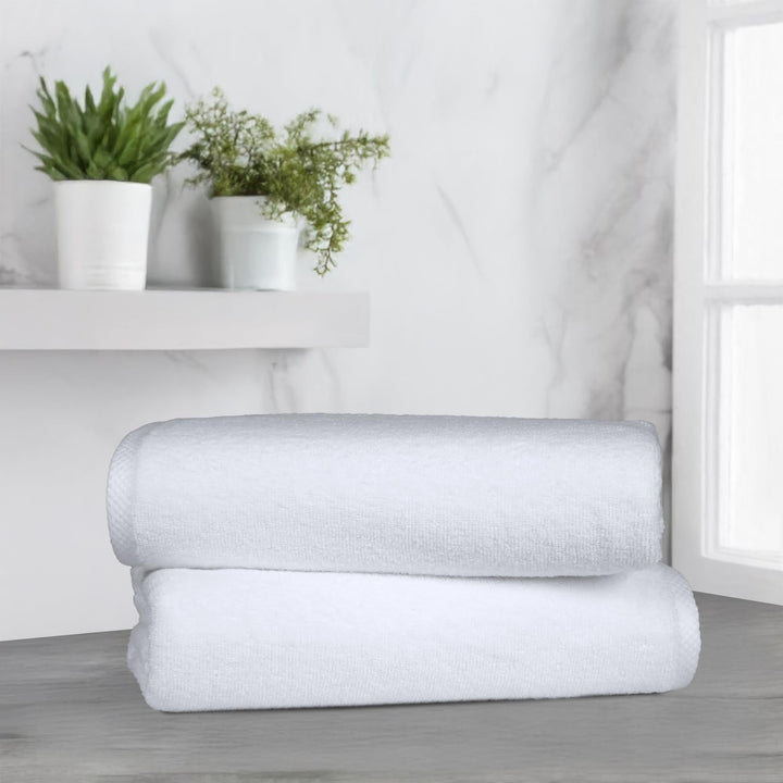 Lot # 1371 Amazon Basics 2-Pc Oversize Bath Towel White