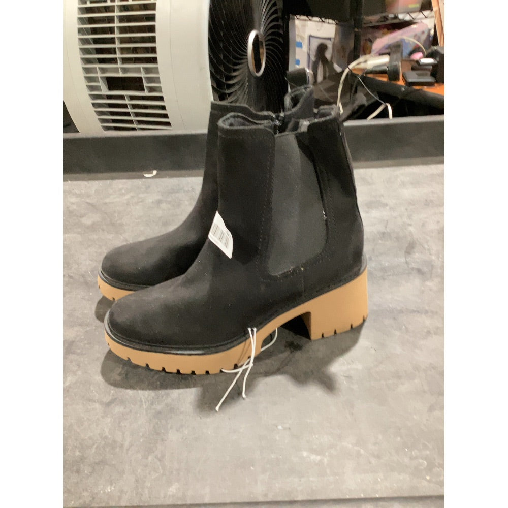 Lot # 447 Universal Thread Chelsea Boots $27.99