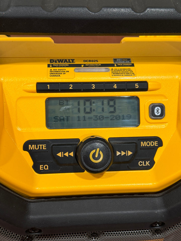 DeWalt 20V MAX Bluetooth Radio with Built-in Charger