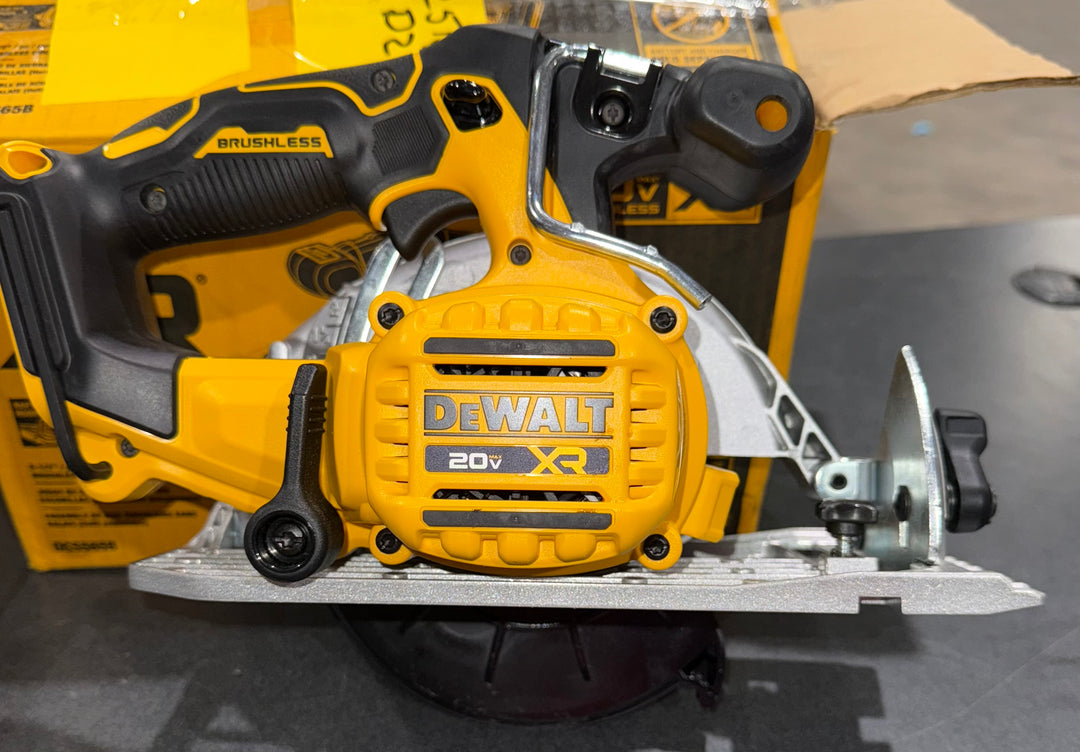 DEWALT XR 20-volt Max 6-1/2-in Brushless Cordless Circular Saw (Used)
