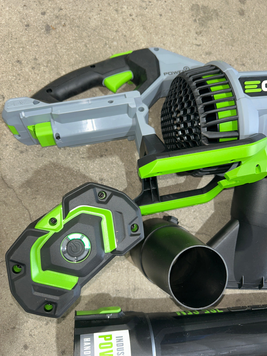 Soplador de hojas portátil EGO de 56 voltios, 765 CFM, 200 MPH, batería de 5 Ah (batería y cargador incluidos) (caja abierta)