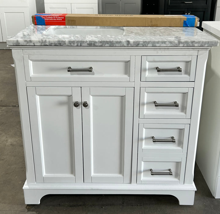 Mueble de baño Allen + Roth Roveland de 36 pulgadas, blanco, con lavabo individual bajo encimera y cubierta de mármol natural de Carrara (dañado) 
