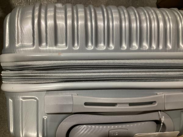Lot # 1620 American Tourister Spinner Luggage Carry on $80