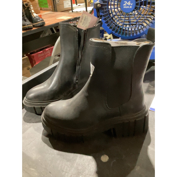 Lot # 560 Sterling Chelsea Boots $40