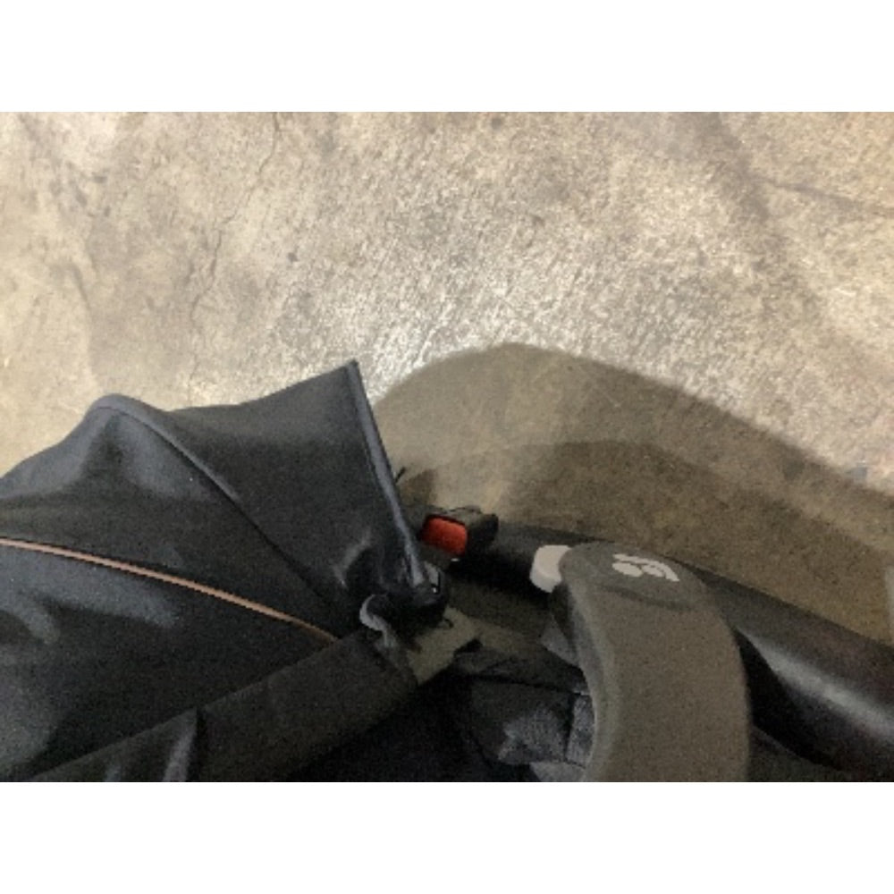 Lot # 632 Maxi-Cosi Infant Car Seat $180