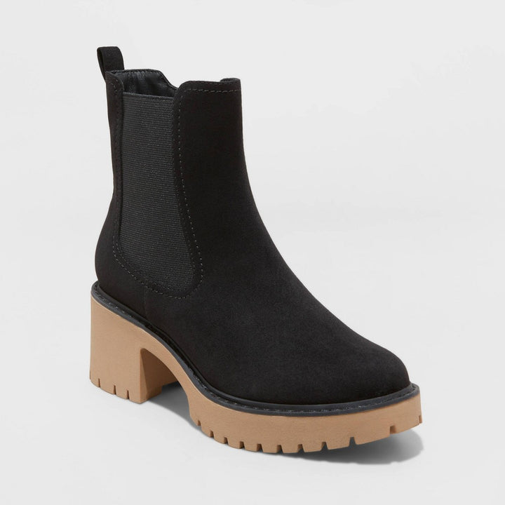 Lot # 2041 Women's Crispin Chelsea Boots  Black 6.5 $28