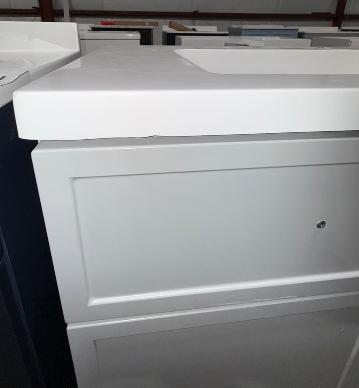 Tocador de baño Style Selections Davies de 30 pulgadas con lavabo individual gris y cubierta de mármol cultivado blanco (espejo incluido) (caja abierta) 