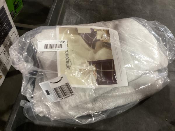 Lot # 1371 Amazon Basics 2-Pc Oversize Bath Towel White