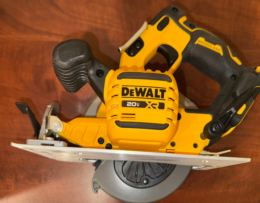 DeWalt 20V MAX Lithium-Ion 7-1/4 in. Cordless Circular Saw battery and charger Kit (Open Box)