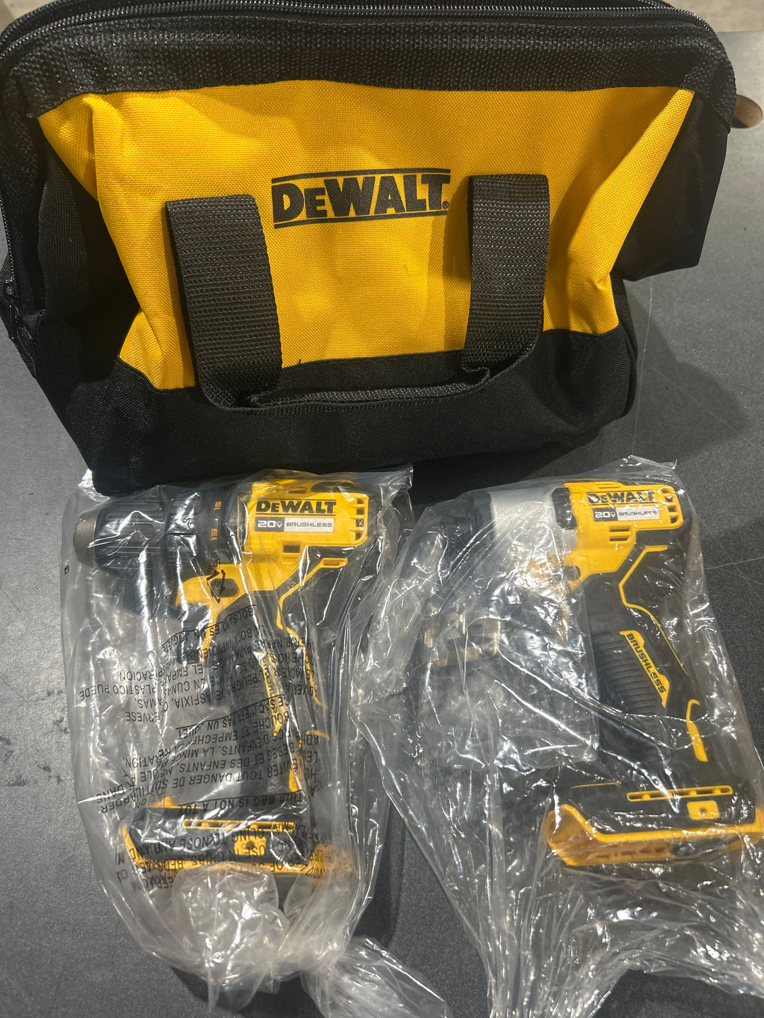 Kit combinado de taladro inalámbrico y atornillador de impacto DEWALT 20V MAX (SIN BATERÍA) (USADO)