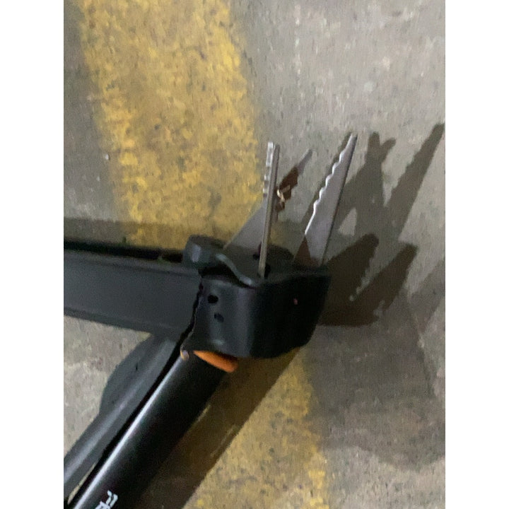 Lot # 810 Fiskars Deluxe Stand-up Weeder $51.38