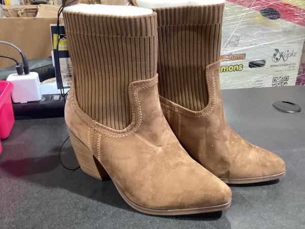 Lot # 110 Universal Thread Kinley Ankle Boots $27.99
