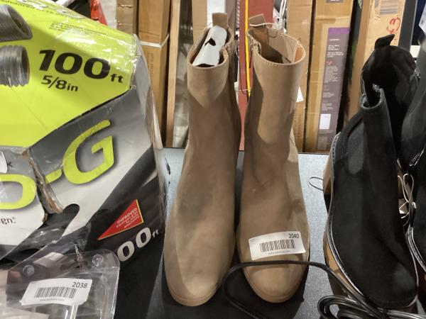 Lot # 2040 Women's Cypress Winter Boots Taupe 9 $31