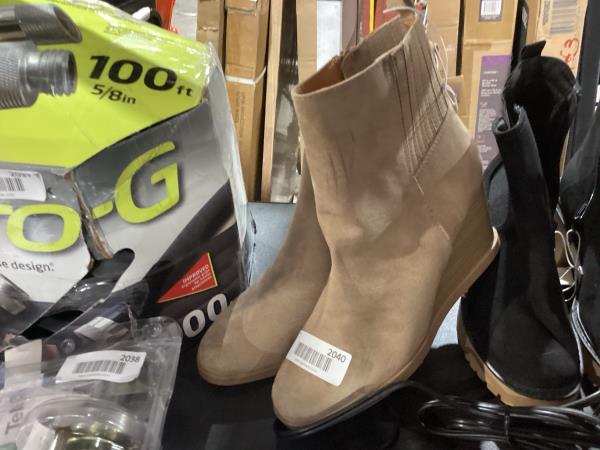 Lot # 2040 Women's Cypress Winter Boots Taupe 9 $31
