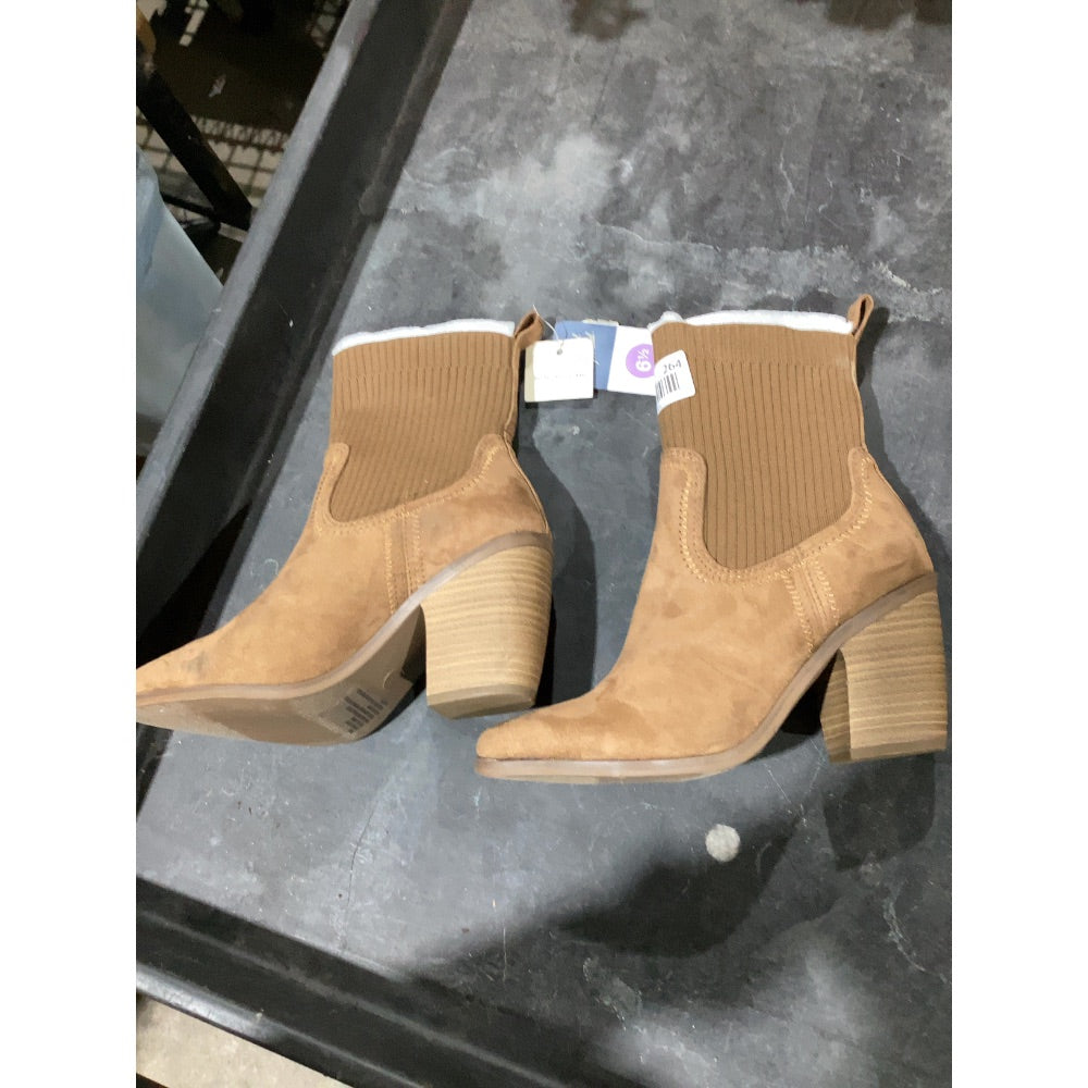 Lot # 264 Universal Thread Kinley Ankle Boots $27.99