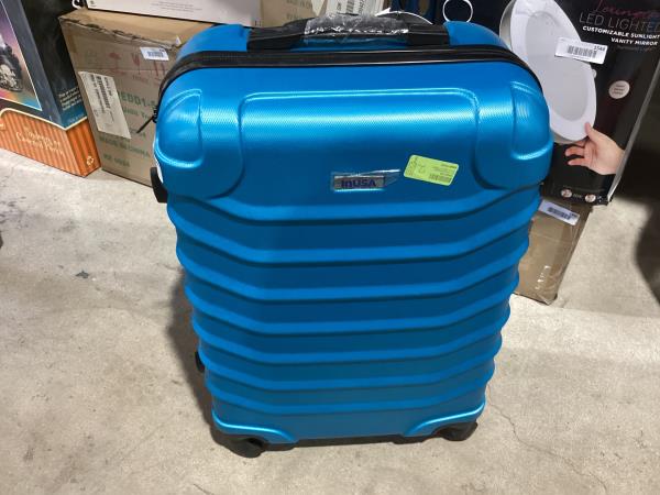 Lot # 1546 InUSA ENDURANCE Luggage with Spinner Wheels $118