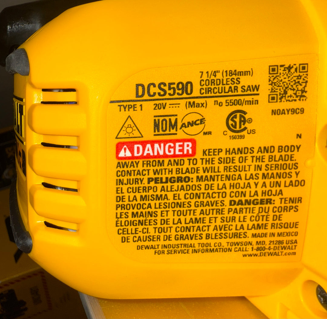 DeWalt 20V MAX Lithium-Ion 7-1/4 in. Cordless Circular Saw battery and charger Kit (Open Box)