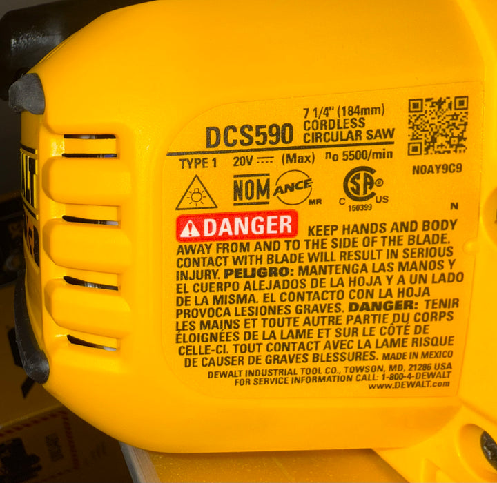 DeWalt 20V MAX Lithium-Ion 7-1/4 in. Cordless Circular Saw battery and charger Kit (Open Box)