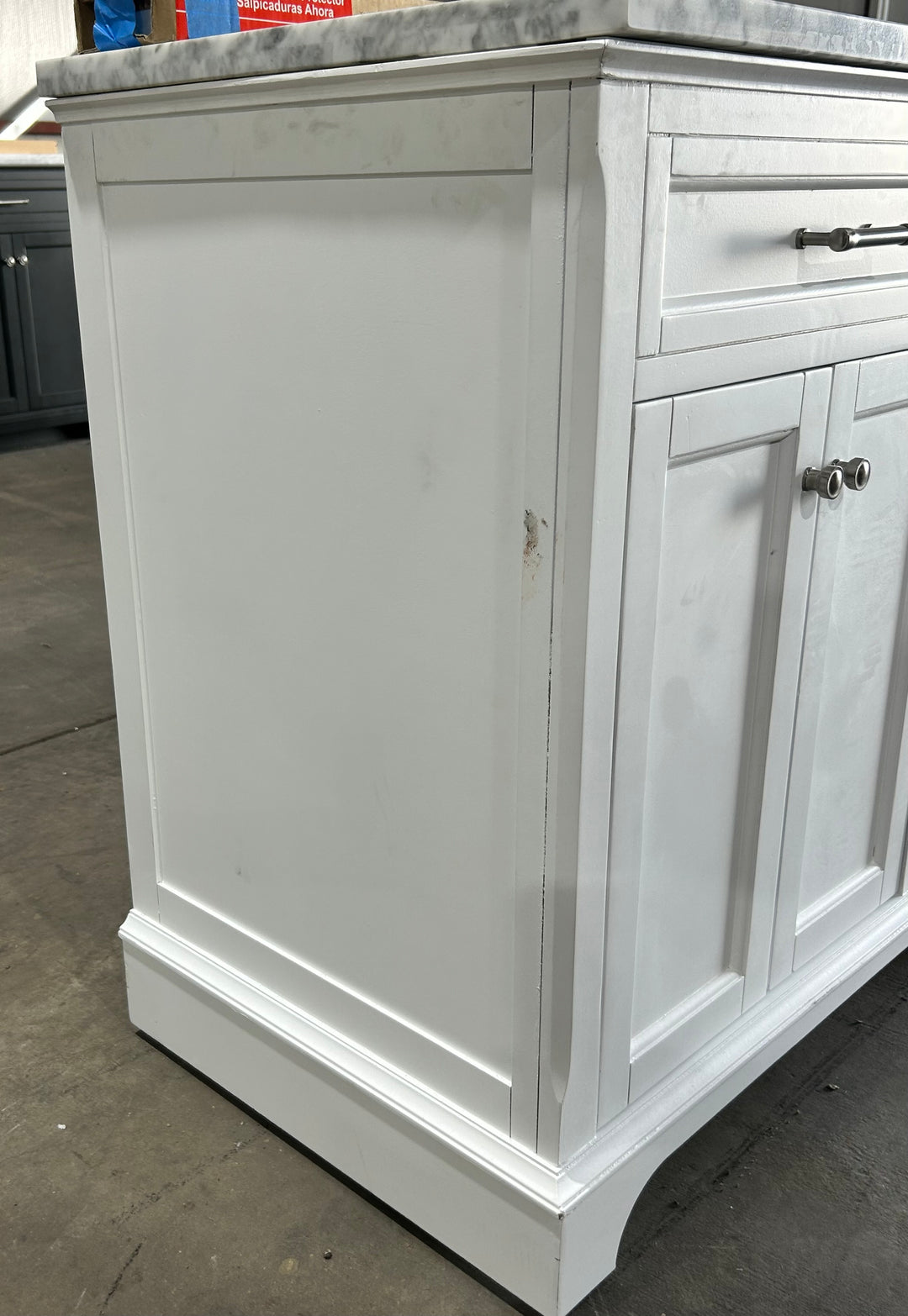Mueble de baño Allen + Roth Roveland de 36 pulgadas, blanco, con lavabo individual bajo encimera y cubierta de mármol natural de Carrara (dañado) 