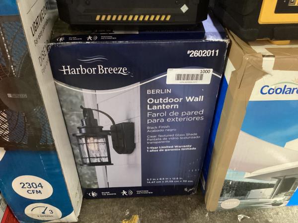 Lot # 1000 Allen + Roth 12.6-in H Outdoor Wall Light $70