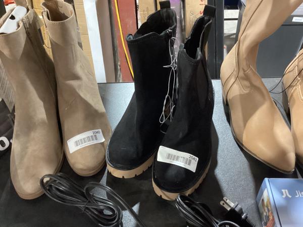 Lot # 2041 Women's Crispin Chelsea Boots  Black 6.5 $28