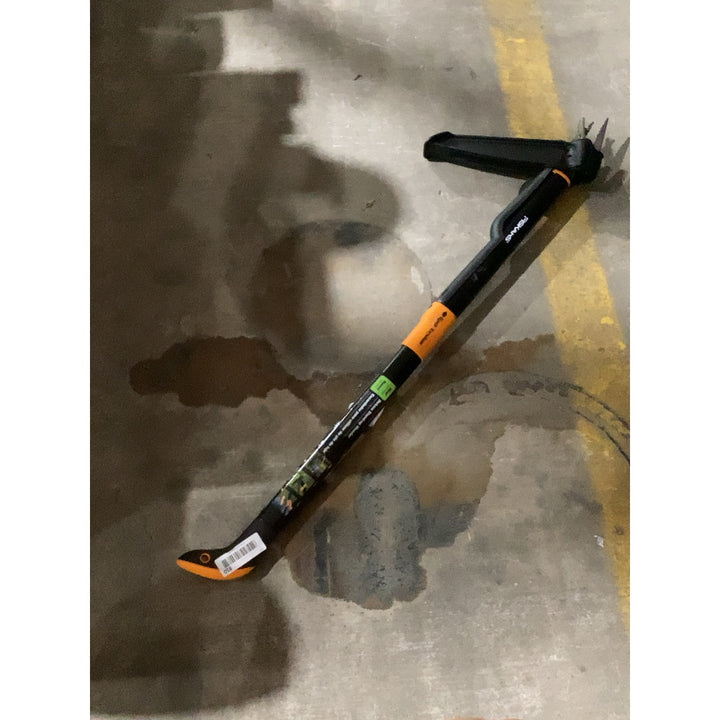 Lot # 810 Fiskars Deluxe Stand-up Weeder $51.38