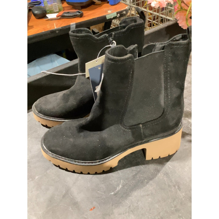 Lot # 265 Universal Thread Chelsea Boots $27.99
