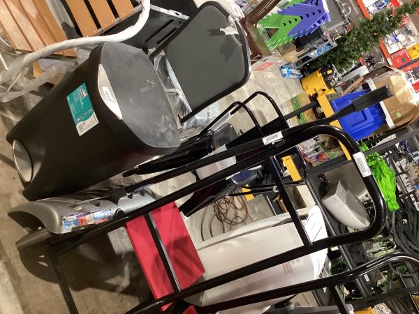 Lot # 1888 Suncast 24-in Poly Snow Shovel $27
