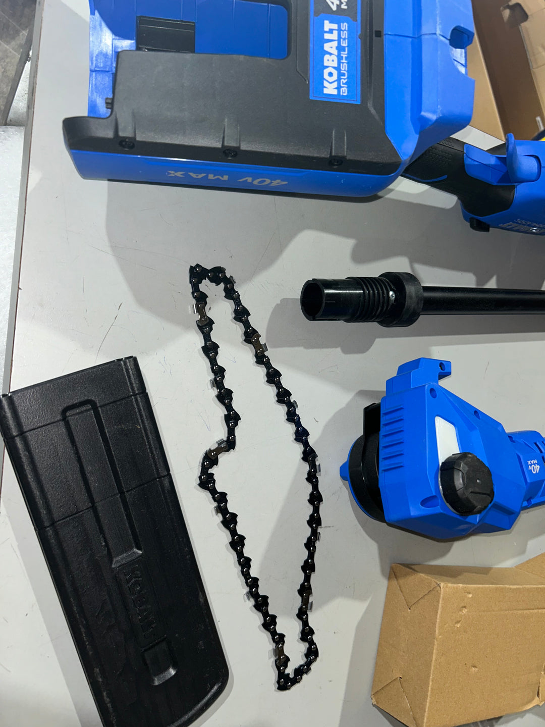 Motosierra de pértiga a batería Kobalt Gen4 de 40 voltios y 10 pulgadas y 2 Ah (batería y cargador incluidos)