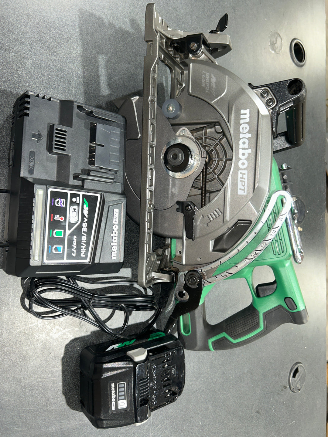 Metabo HPT Multi-Volt 36-volt 4 -Amp 7-1/4-in Brushless Hybrid Capable Cordless Circular saw (Battery Included and Charger Included) (Used) (no box)