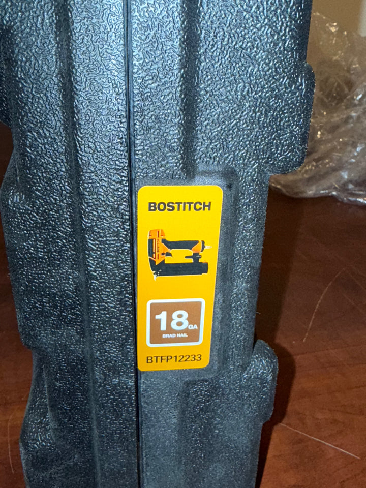 Clavadora neumática recta Bostitch de 2-1/8 pulgadas y calibre 18 (caja abierta)