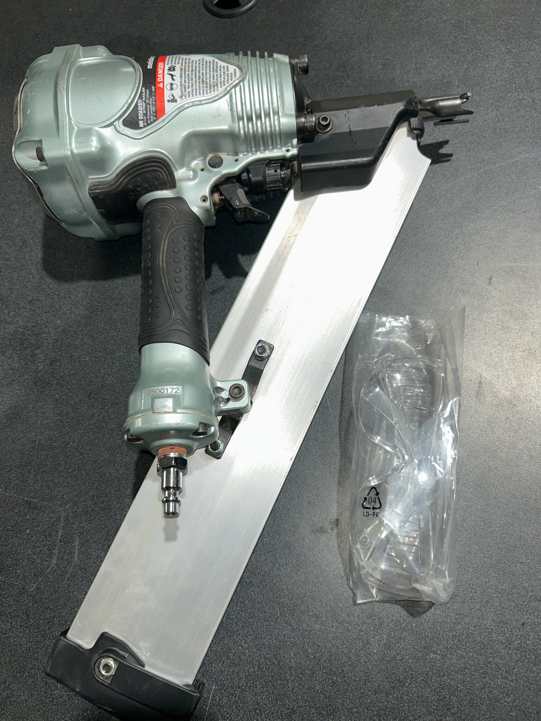 Clavadora neumática para armazones Metabo HPT de 3-1/2 pulgadas y 30 grados (usada)