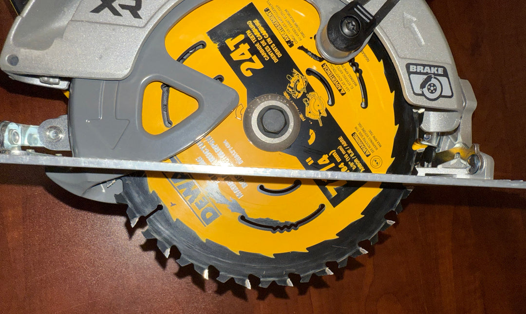 DeWalt 20V MAX Lithium-Ion 7-1/4 in. Cordless Circular Saw battery and charger Kit (Open Box)