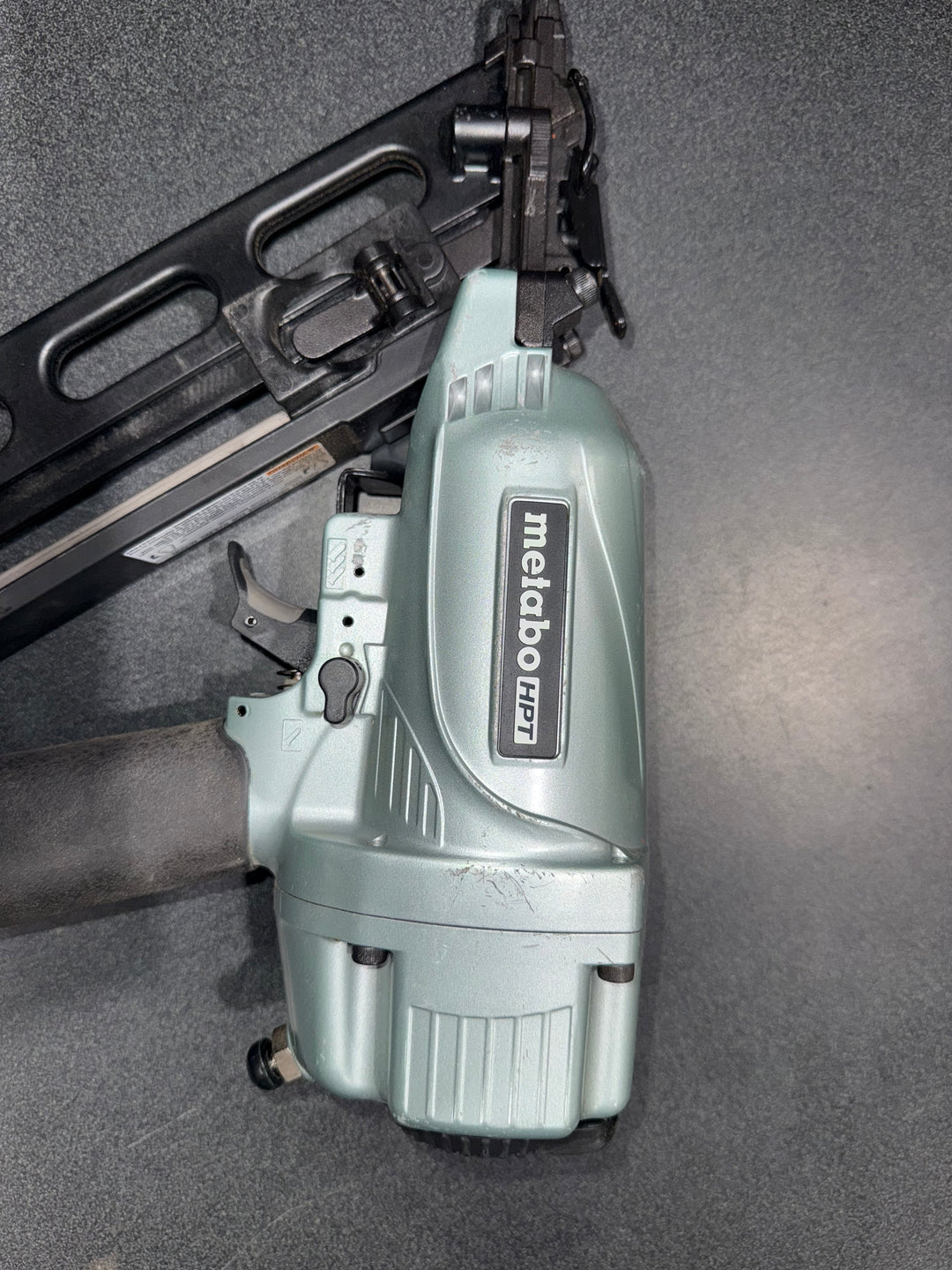 Metabo HPT 2-1/2-in 15 -Gauge Pneumatic Angled Finish Nailer (Used)