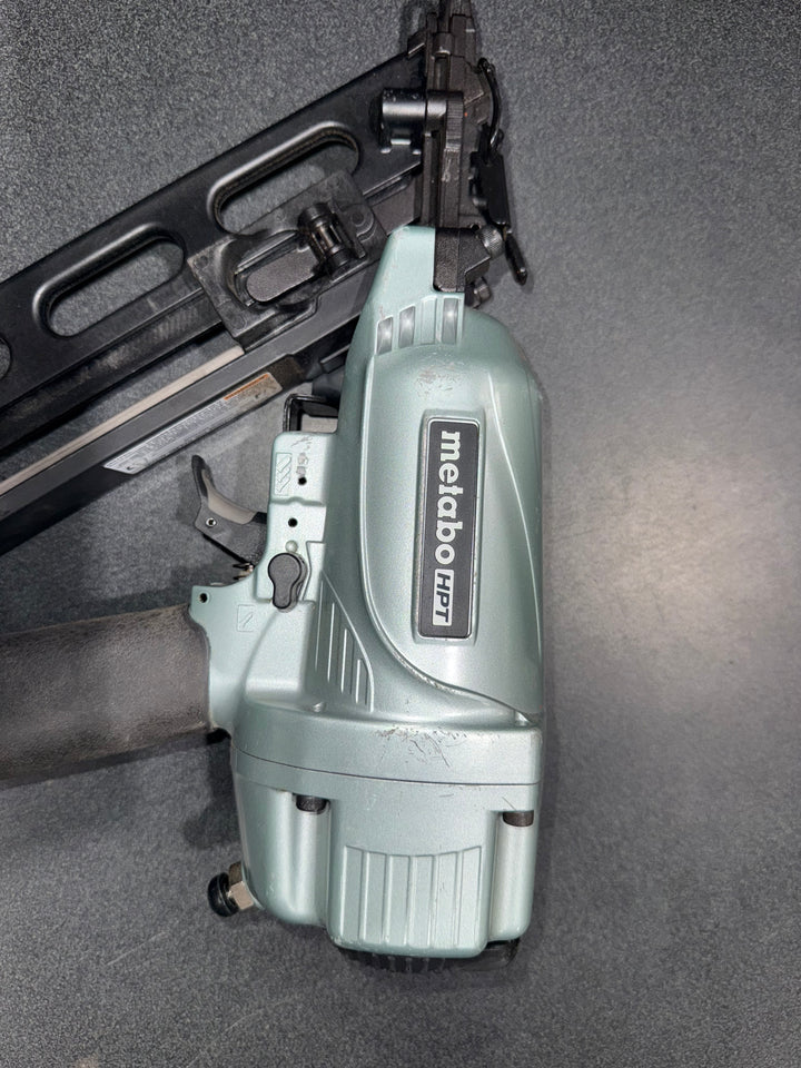 Metabo HPT 2-1/2-in 15 -Gauge Pneumatic Angled Finish Nailer (Used)