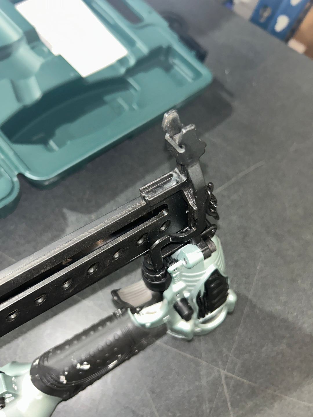 Grapadora neumática Metabo HPT calibre 18 de 1/4 pulg. con corona estrecha (USADA)