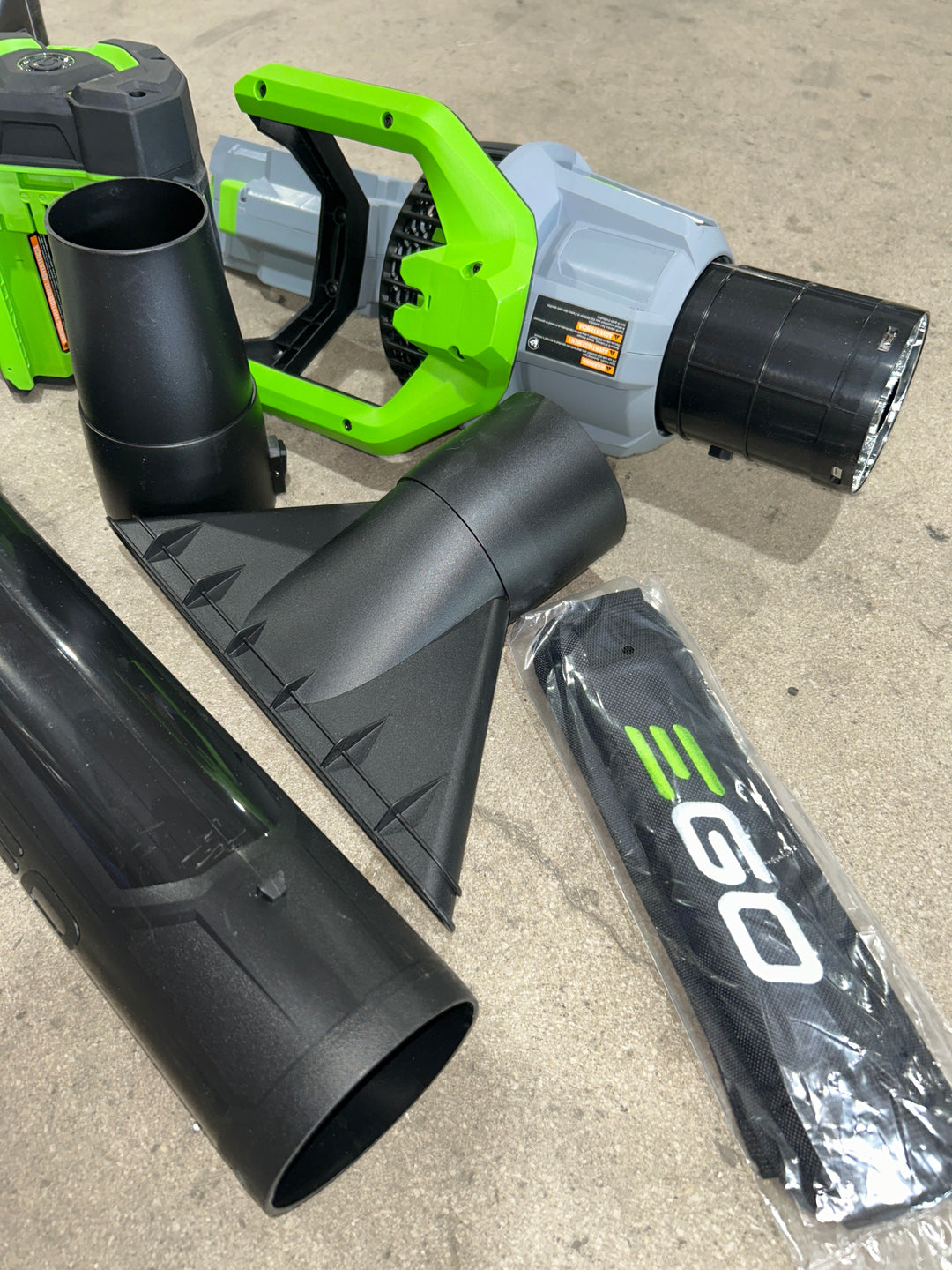 Soplador de hojas portátil EGO de 56 voltios, 765 CFM, 200 MPH, batería de 5 Ah (batería y cargador incluidos) (caja abierta)
