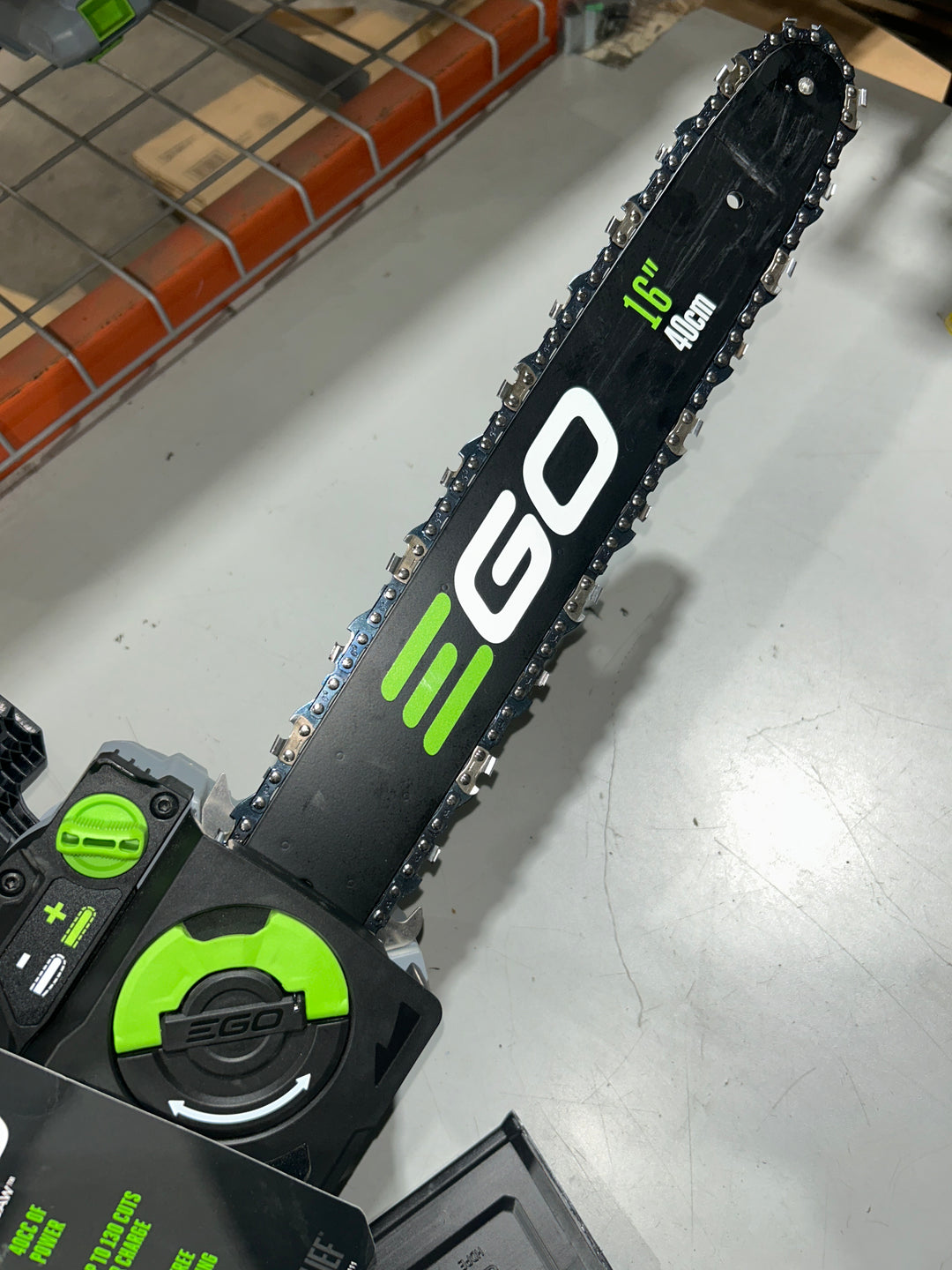 Motosierra EGO de 56 voltios, 16 pulgadas, batería de 2,5 Ah (batería y cargador incluidos) (usada)