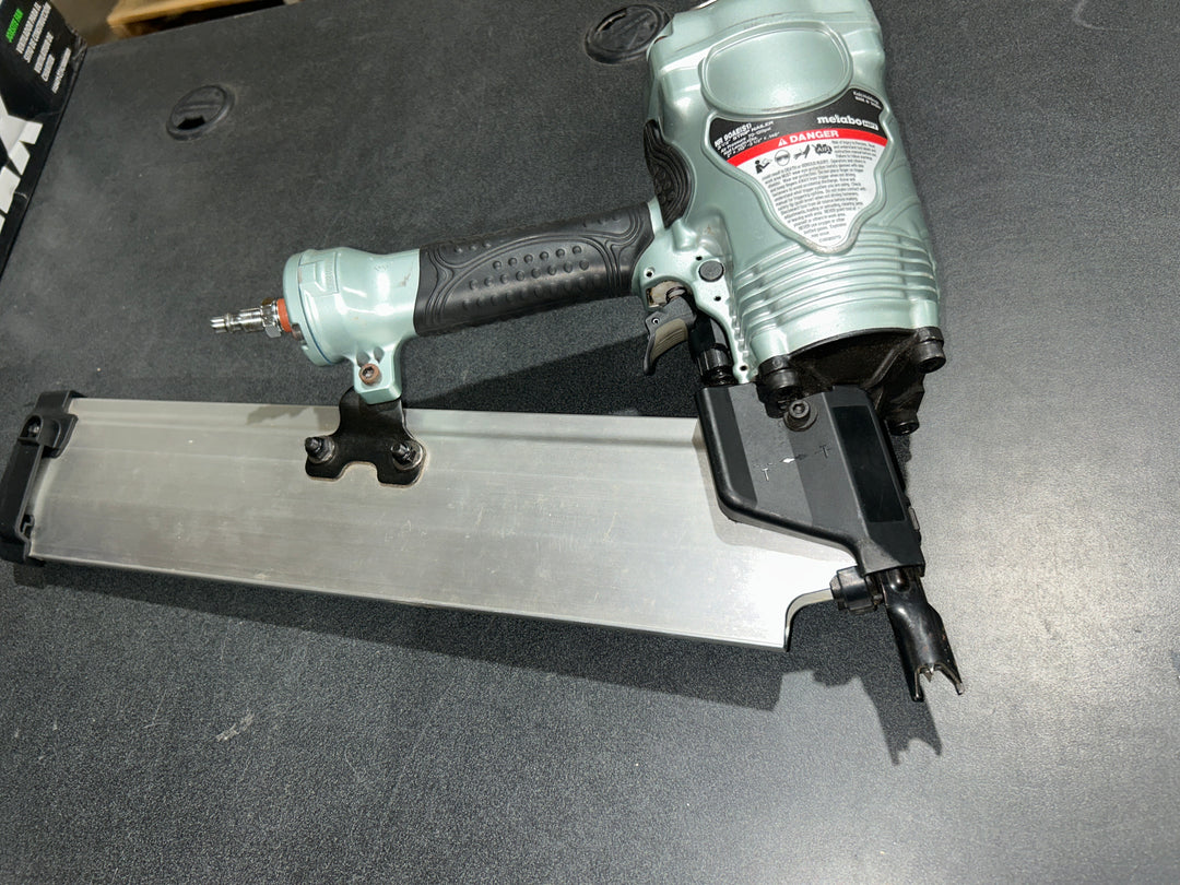 Clavadora neumática de cabeza redonda Metabo HPT de 3-1/2 pulgadas y 21 grados (usada)