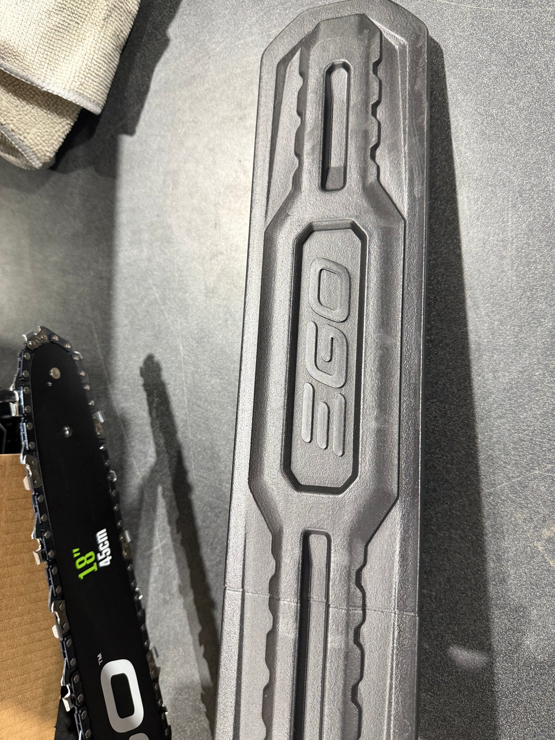 Motosierra EGO POWER+ de 56 voltios y 18 pulgadas con batería de 5 Ah (batería y cargador incluidos)