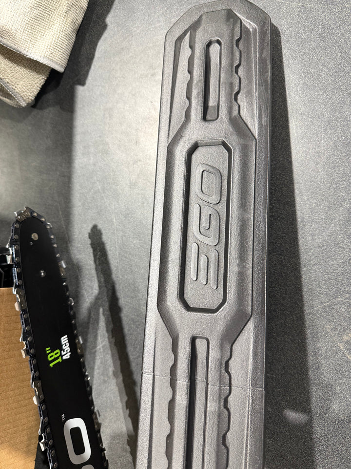 Motosierra EGO POWER+ de 56 voltios y 18 pulgadas con batería de 5 Ah (batería y cargador incluidos)
