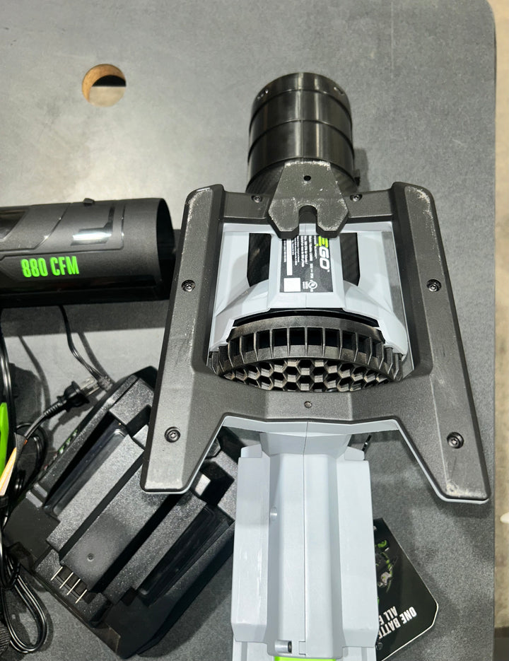 Soplador de hojas portátil a batería EGO POWER+ de 56 voltios, 880 CFM y 200 MPH, 4 Ah (usado)