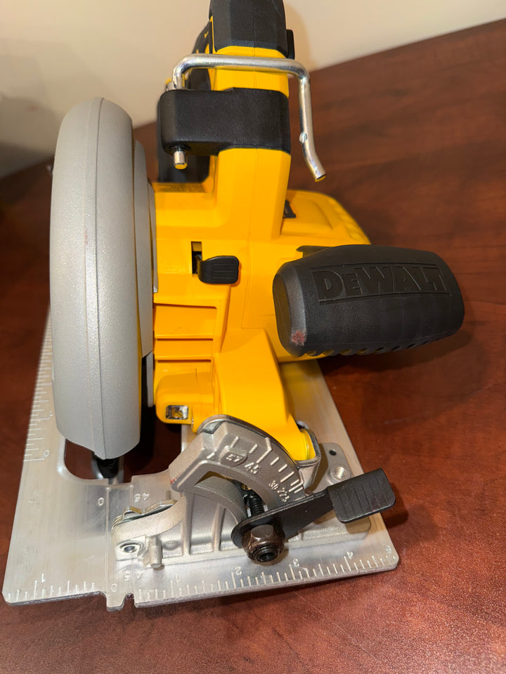 DeWalt 20-Volt MAX 7-1/4 in. Cordless Circular Saw (Tool Only)